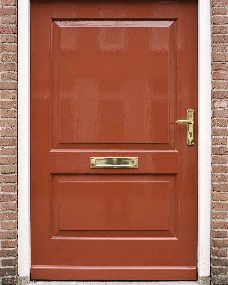 Dezelfde voordeur na het schilderwerk, in terracotta hoogglans
